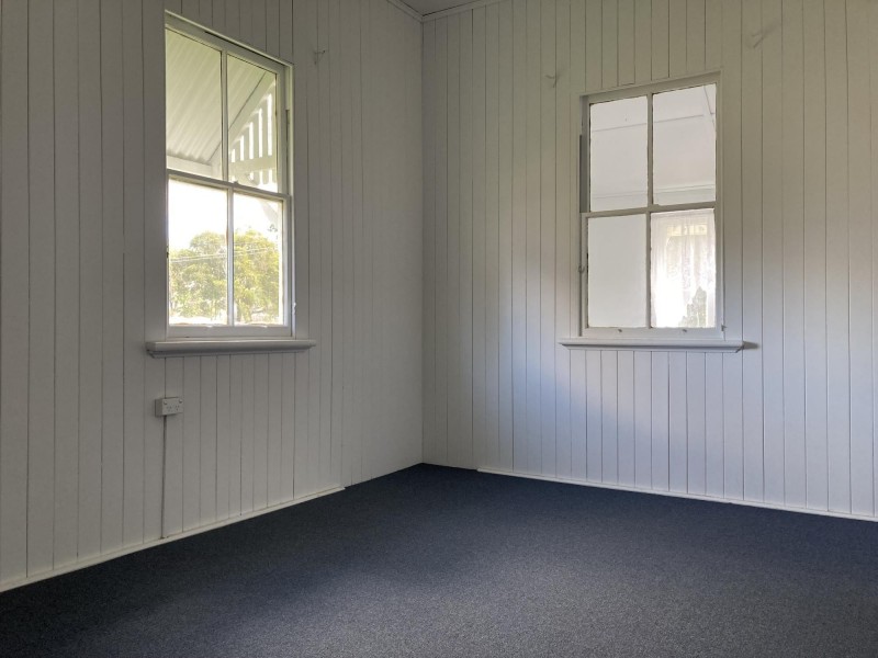 96 South Station Road, Silkstone QLD 4304