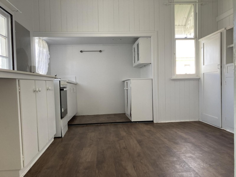 96 South Station Road, Silkstone QLD 4304