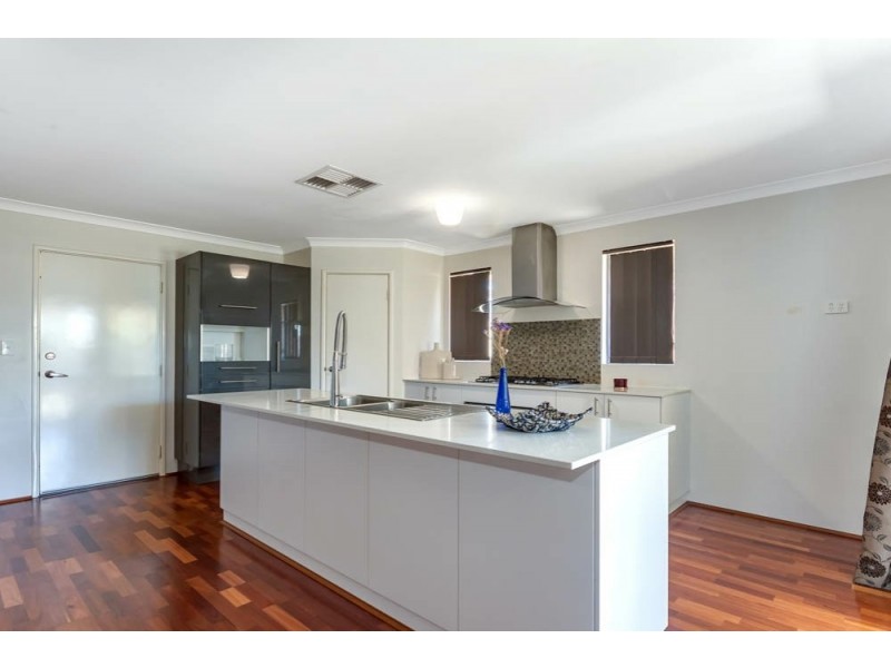 11 Liriope Parkway, Sinagra WA 6065