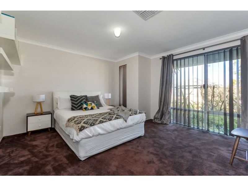 11 Liriope Parkway, Sinagra WA 6065