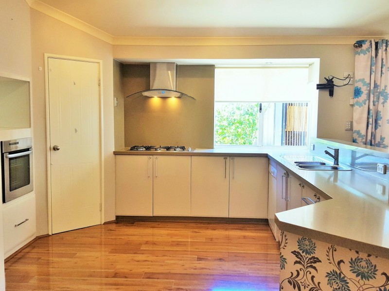 28 Tahlee Retreat, Carramar WA 6031