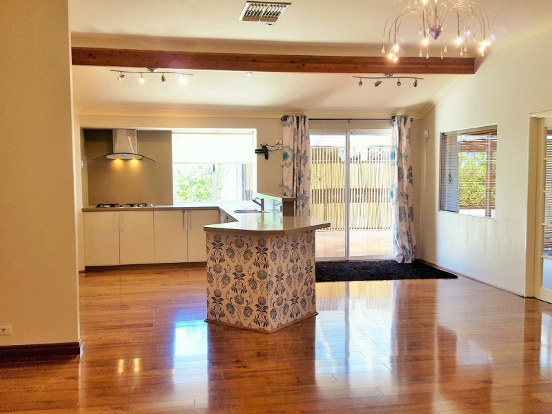 28 Tahlee Retreat, Carramar WA 6031