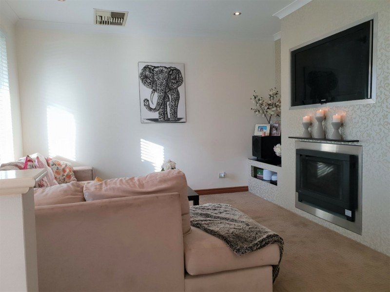 28 Tahlee Retreat, Carramar WA 6031