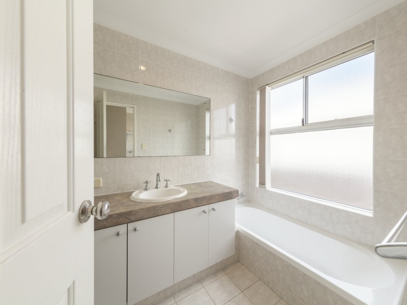 27 Innesvale Way, Carramar WA 6031