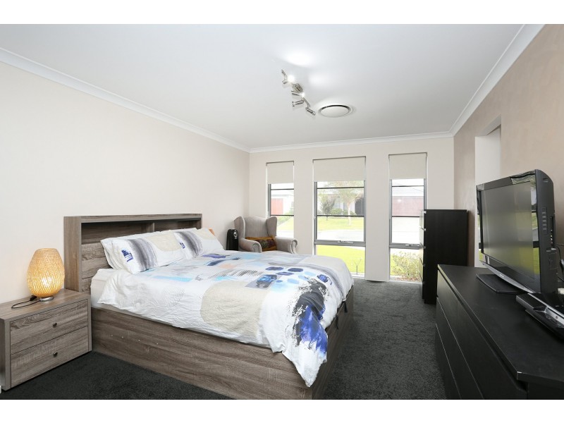 18 Versailles Turn, Landsdale WA 6065