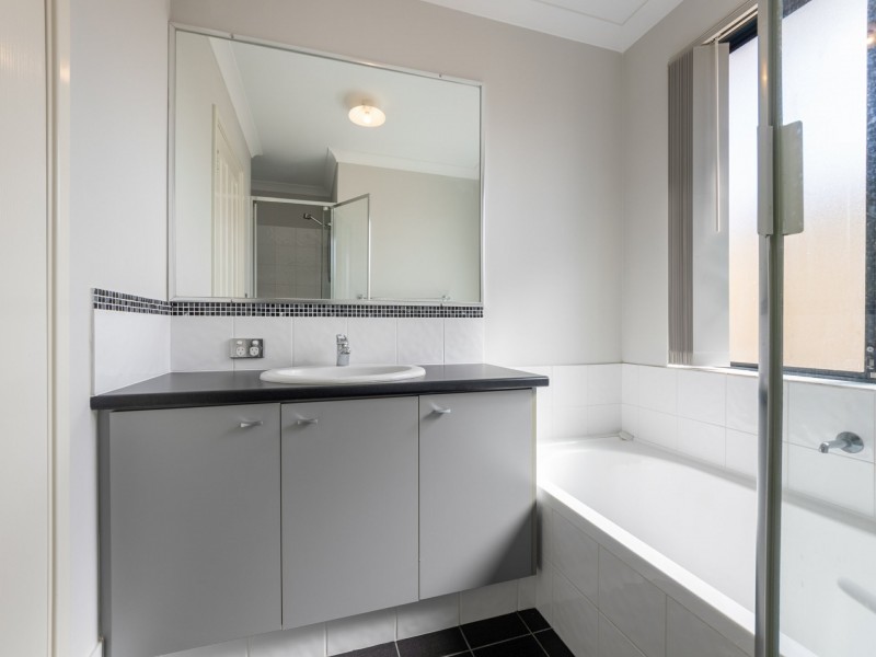 8 Fisherton Circuit, Kinross WA 6028