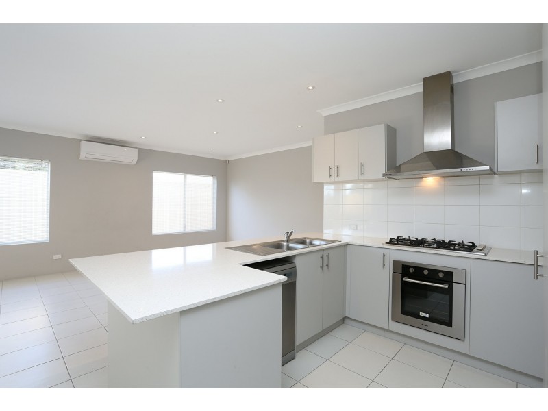 2/1 Esmerelda Pass, Darch WA 6065