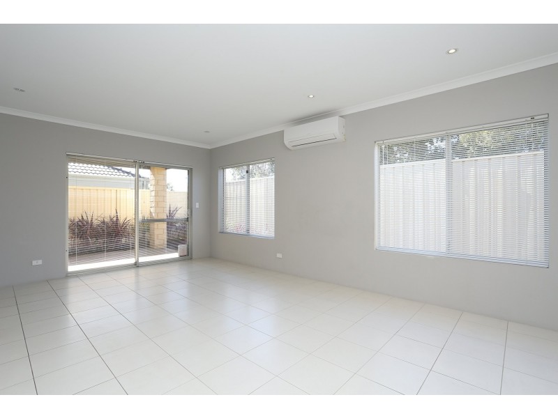 2/1 Esmerelda Pass, Darch WA 6065