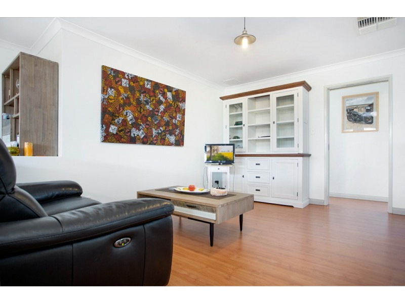 21 Crown Point Crescent, Butler WA 6036