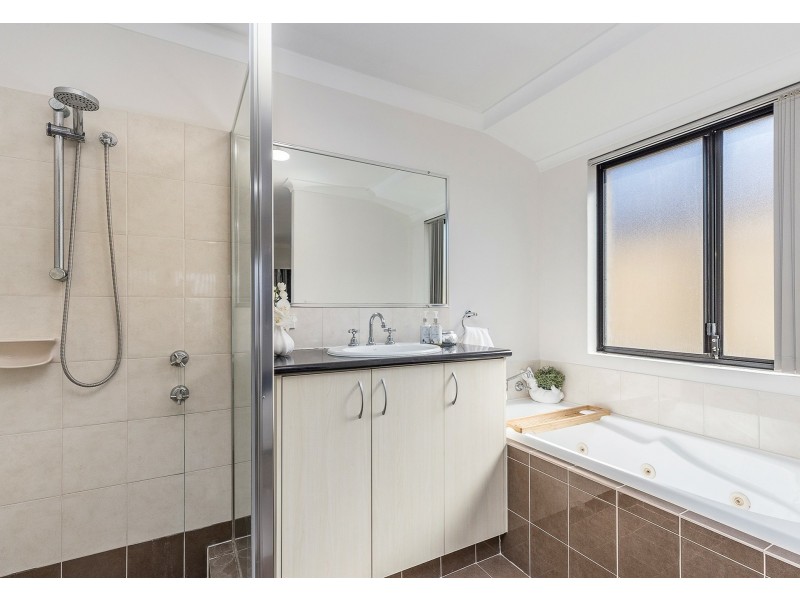 27 Fairvale Bend, Madeley WA 6065