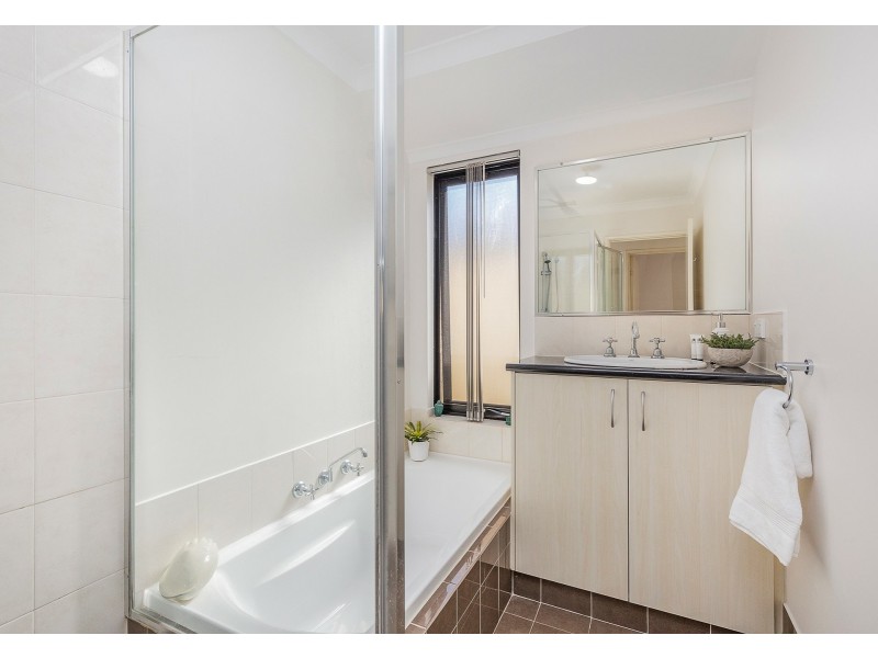 27 Fairvale Bend, Madeley WA 6065