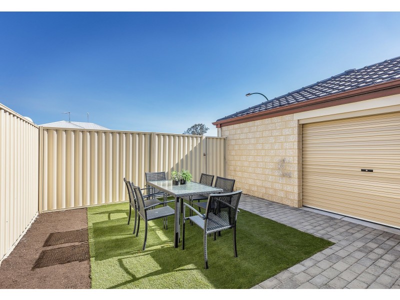 27 Fairvale Bend, Madeley WA 6065