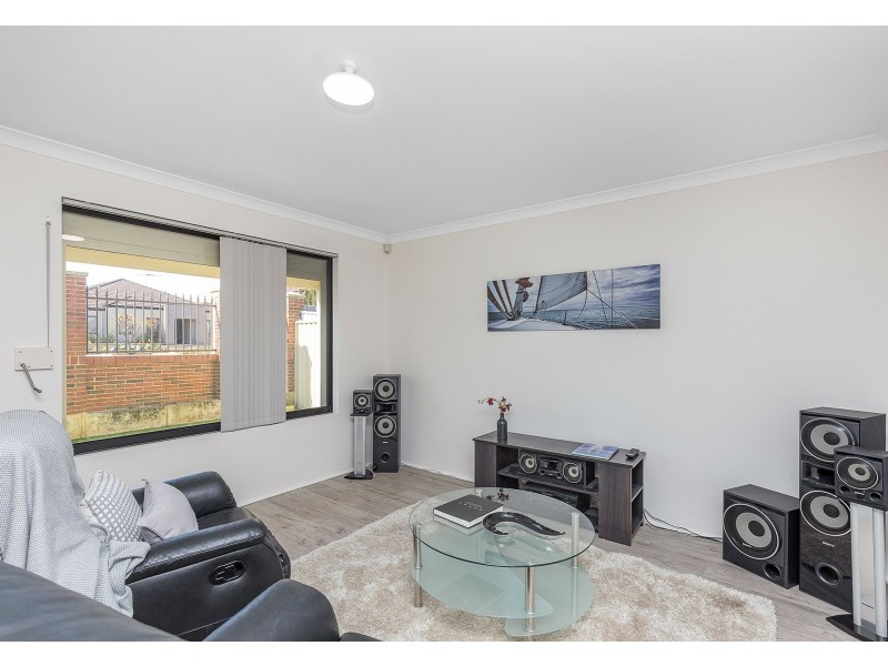 27 Fairvale Bend, Madeley WA 6065
