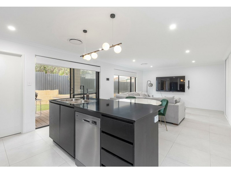 12 Diemen Court, Heathridge WA 6027