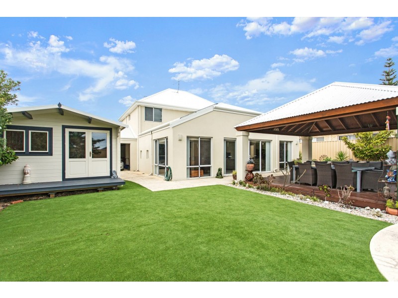 12 Hampshire Drive, Jindalee WA 6036