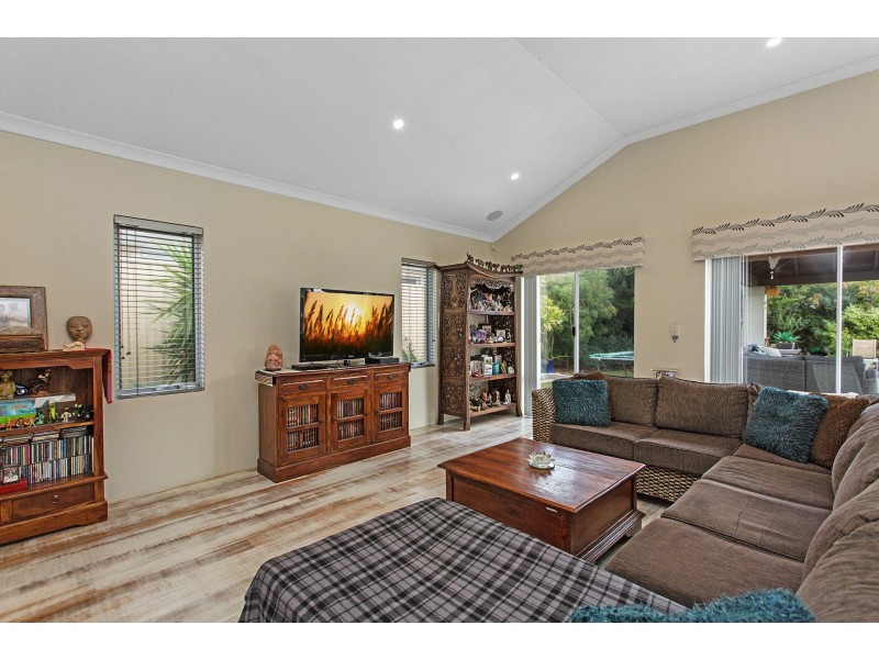 12 Hampshire Drive, Jindalee WA 6036