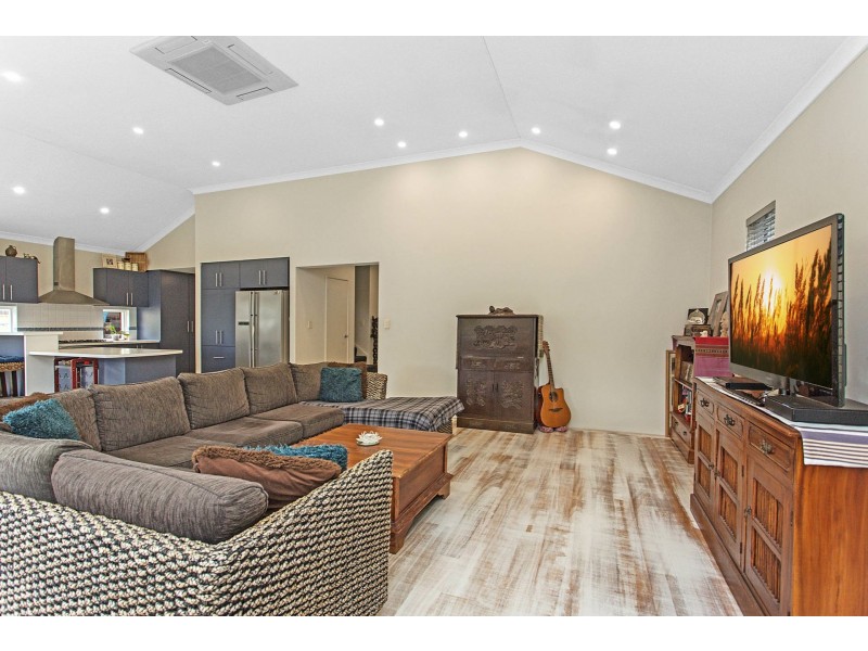 12 Hampshire Drive, Jindalee WA 6036