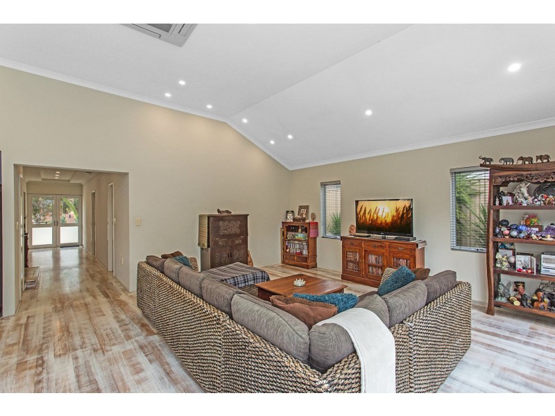 12 Hampshire Drive, Jindalee WA 6036