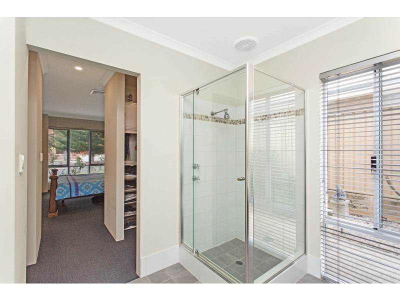 12 Hampshire Drive, Jindalee WA 6036