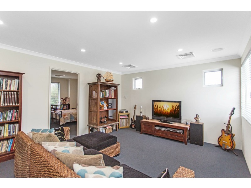 12 Hampshire Drive, Jindalee WA 6036