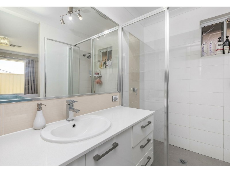 15 Grenache Chase, Pearsall WA 6065