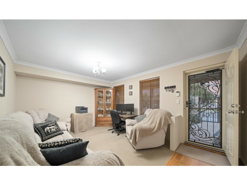 33 Lauderdale Ramble, Carramar WA 6031