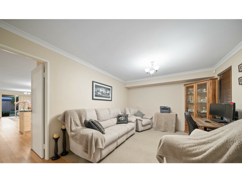 33 Lauderdale Ramble, Carramar WA 6031