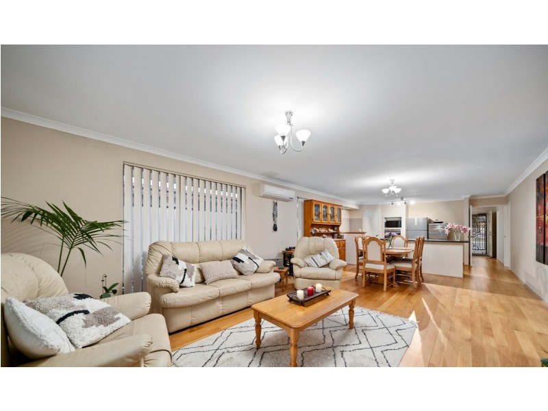 33 Lauderdale Ramble, Carramar WA 6031