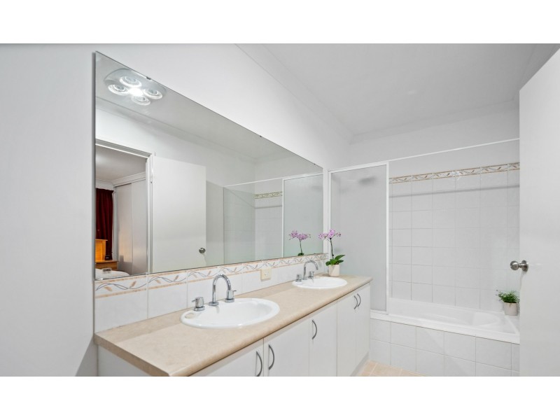 33 Lauderdale Ramble, Carramar WA 6031