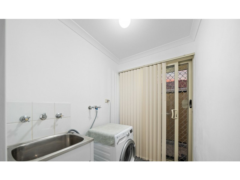 33 Lauderdale Ramble, Carramar WA 6031
