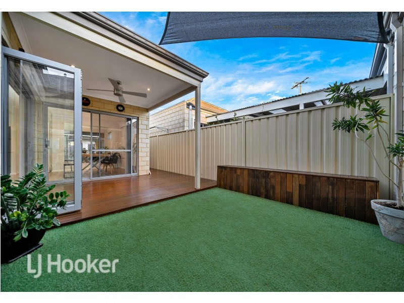 16 Nashville Loop, Currambine WA 6028