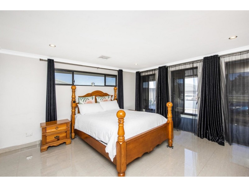 18 Halcyon Crescent, Aveley WA 6069