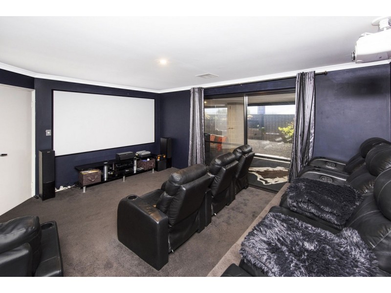 18 Halcyon Crescent, Aveley WA 6069