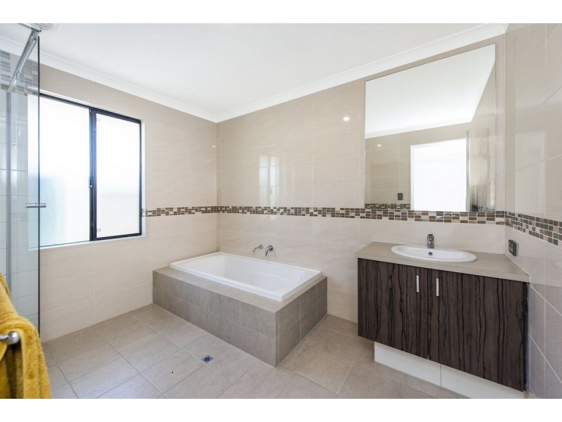 18 Halcyon Crescent, Aveley WA 6069