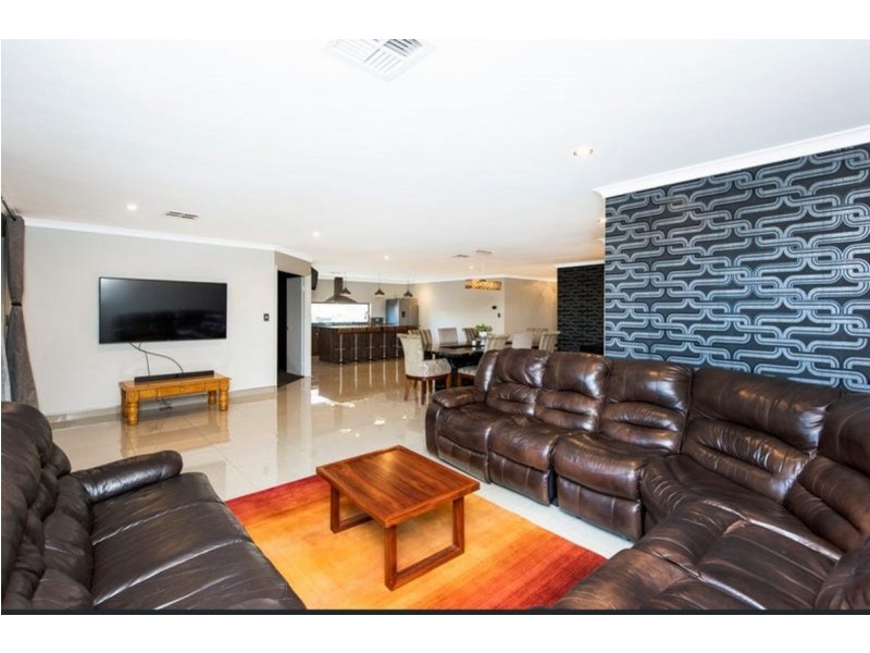 18 Halcyon Crescent, Aveley WA 6069