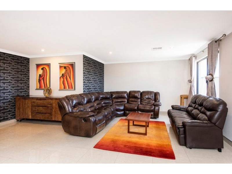 18 Halcyon Crescent, Aveley WA 6069