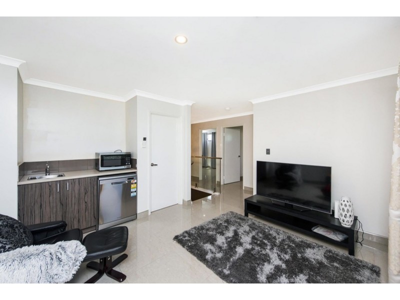 18 Halcyon Crescent, Aveley WA 6069