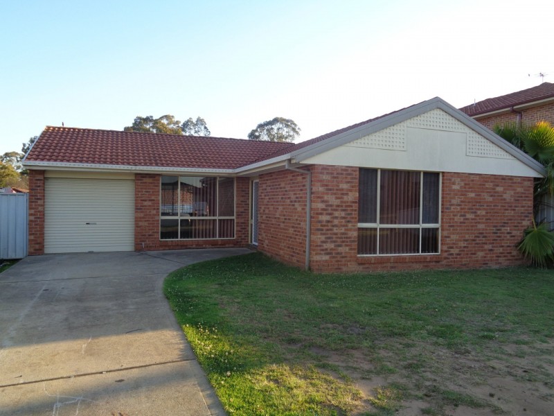 10 Swan Circuit, Green Valley NSW 2168