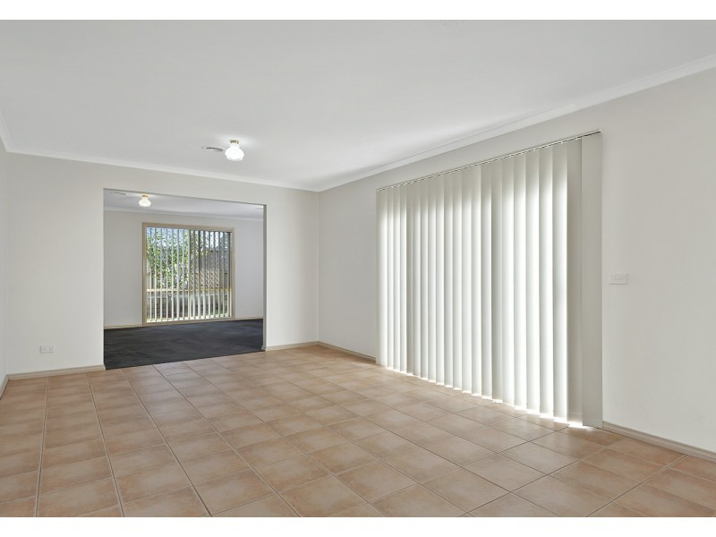 33 Chardonnay Drive, Skye VIC 3977