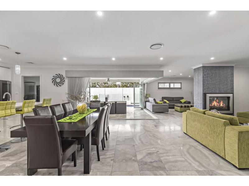 31 Rowe Drive, Potts Hill NSW 2143