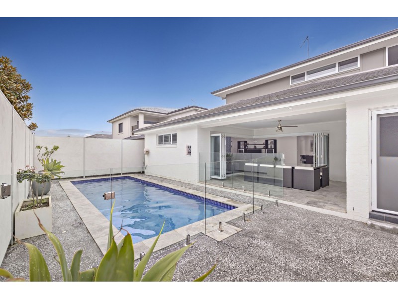 31 Rowe Drive, Potts Hill NSW 2143