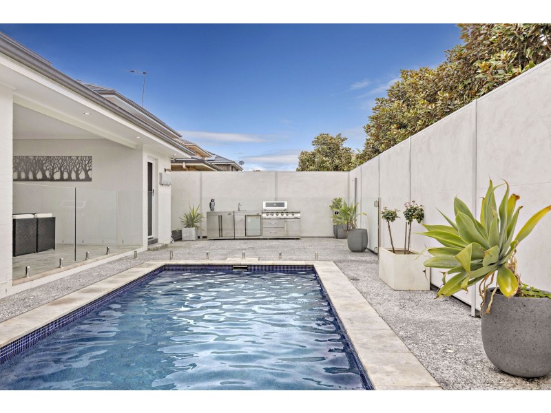 31 Rowe Drive, Potts Hill NSW 2143