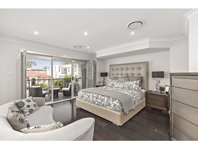 31 Rowe Drive, Potts Hill NSW 2143