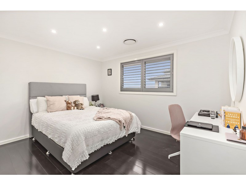 31 Rowe Drive, Potts Hill NSW 2143