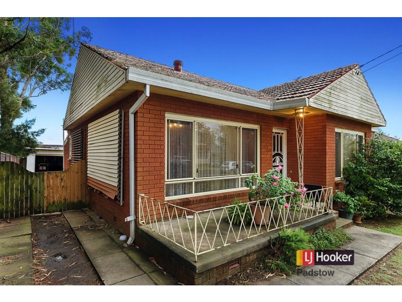 11 Thomas Street, Picnic Point NSW 2213