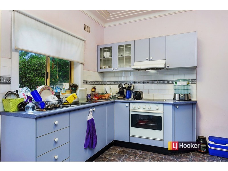 11 Thomas Street, Picnic Point NSW 2213