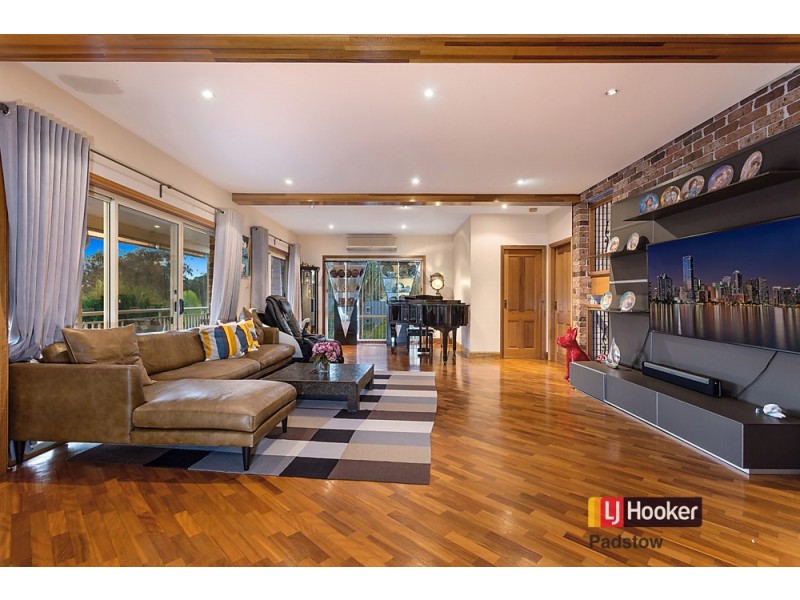 806a Henry Lawson Drive, Picnic Point NSW 2213