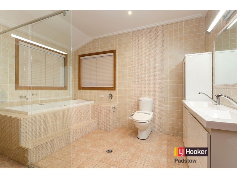 806a Henry Lawson Drive, Picnic Point NSW 2213