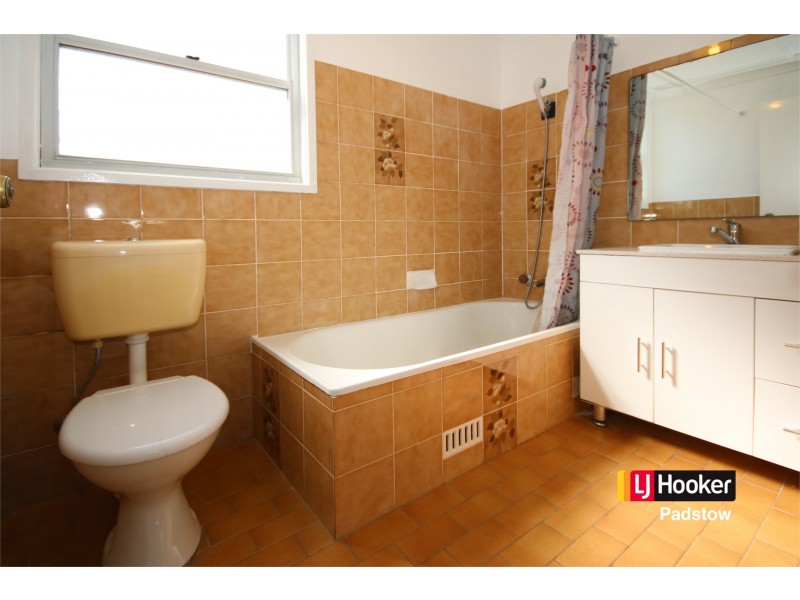 Flat/11 Mckevitte Avenue, East Hills NSW 2213