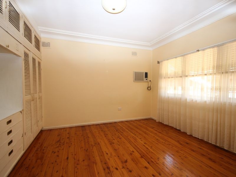 35 Burns Road, Picnic Point NSW 2213